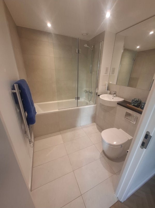 Room Hawser Lane in Greater London