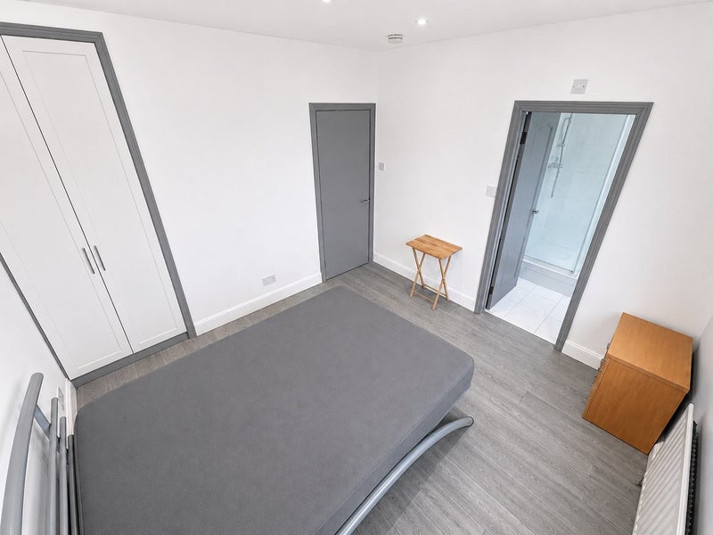 Room Earlsdon Avenue North in Coventry