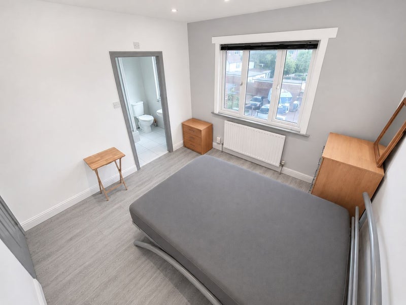 Room Earlsdon Avenue North in Coventry