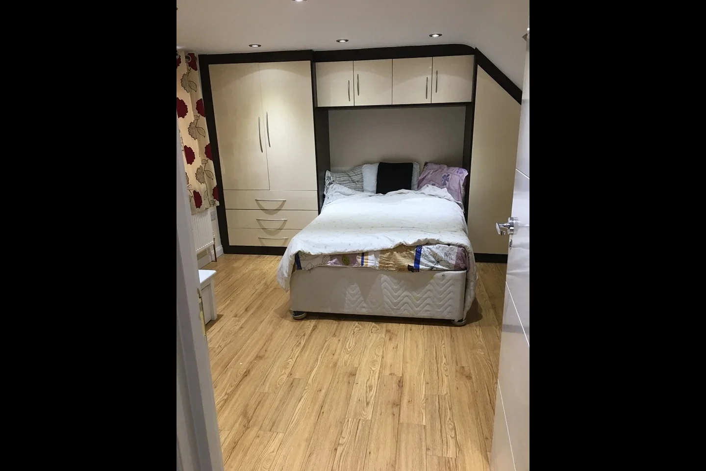 Room Bath Road in Greater London