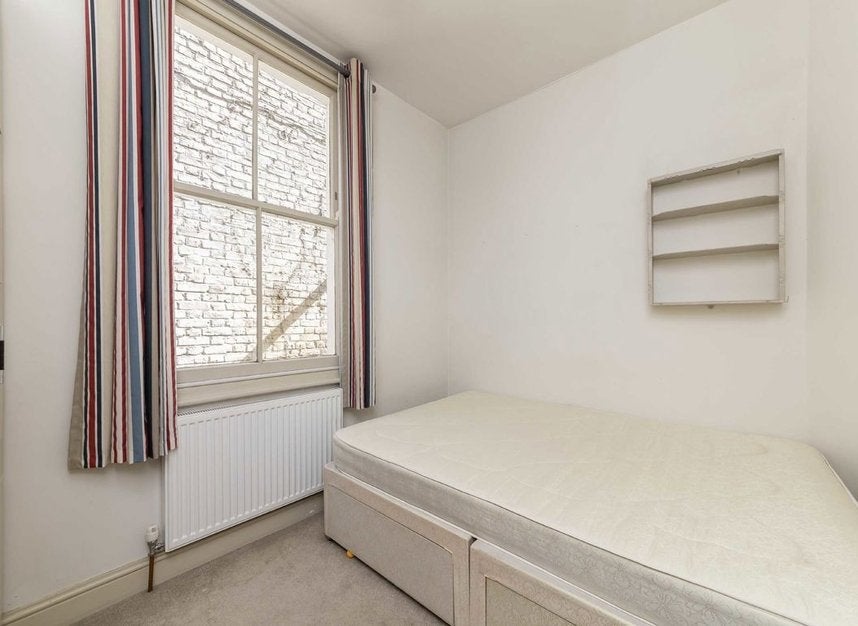 Flat Shamrock Street in Greater London