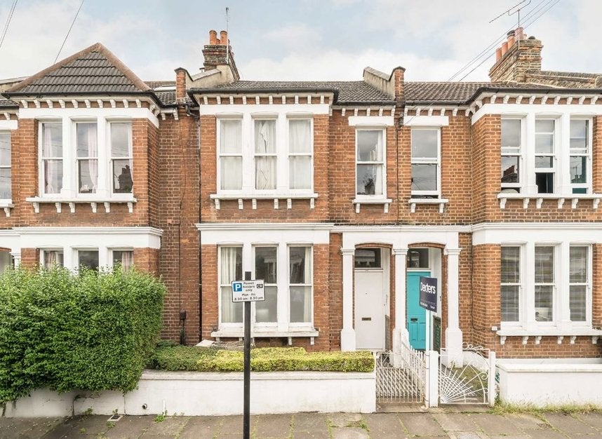 Flat Shamrock Street in Greater London