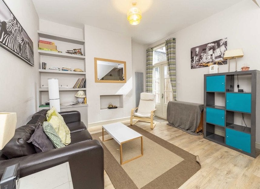 Flat Shamrock Street in Greater London