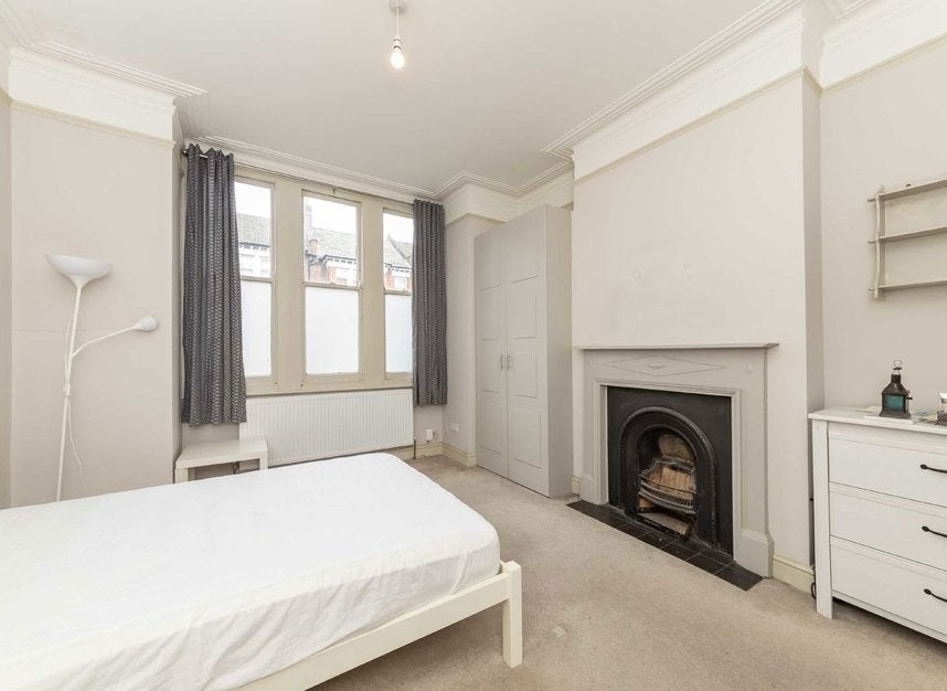 Flat Shamrock Street in Greater London