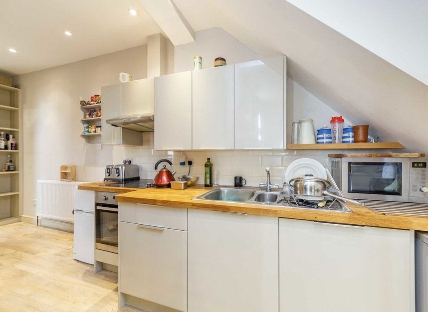 Flat Shamrock Street in Greater London