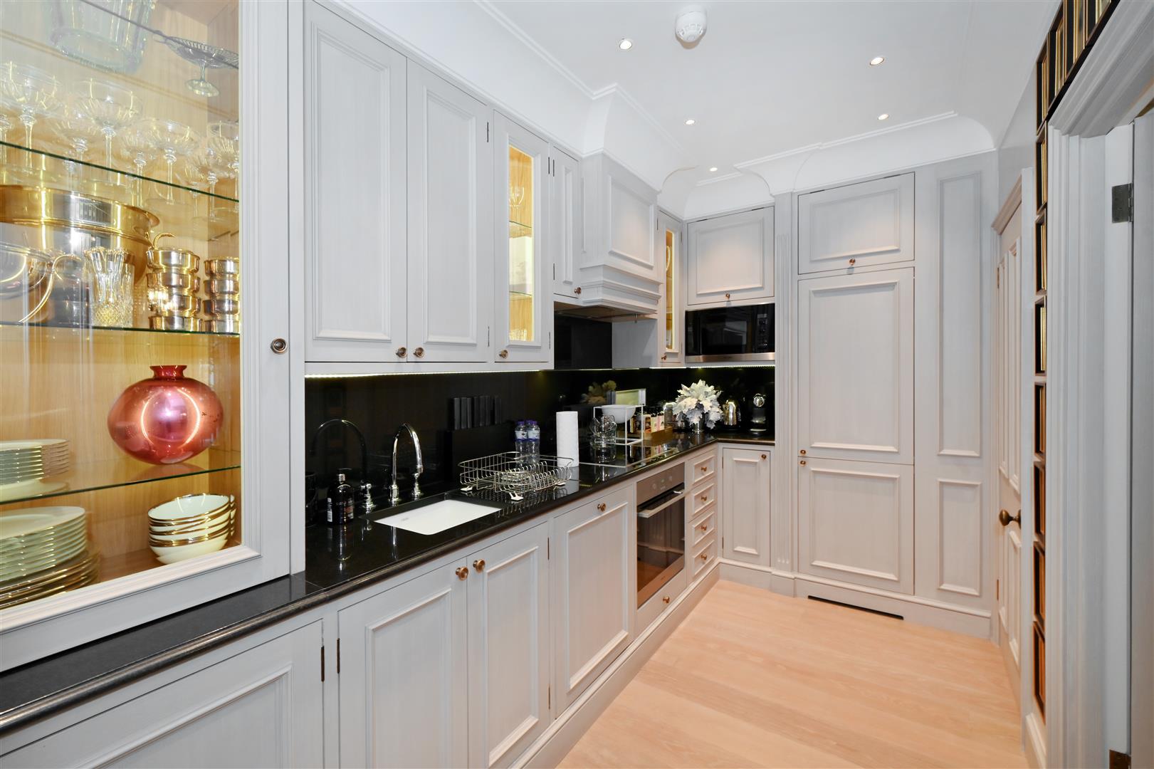 Flat Sloane Court West in Greater London
