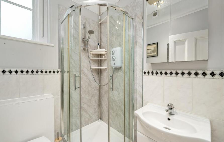 Flat Hyde Park Place Bayswater Road in City of Westminster