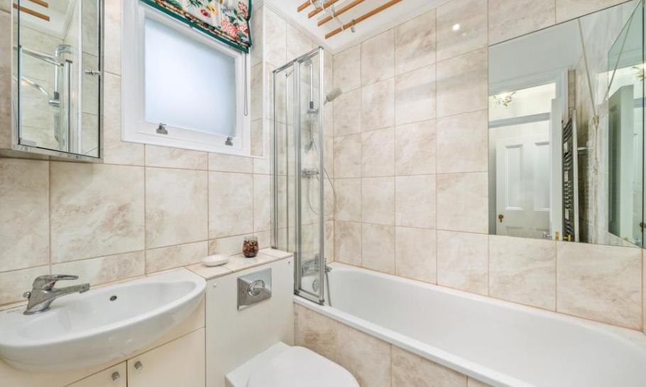 Flat Hyde Park Place Bayswater Road in City of Westminster