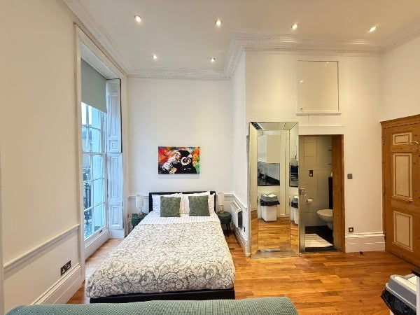 Flat Upper Berkeley Street in City of Westminster
