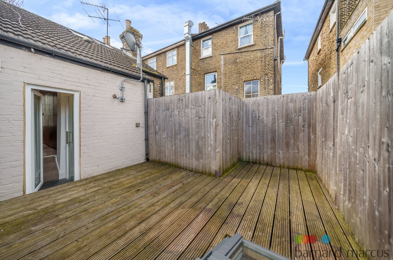 House Falcon Grove in Greater London