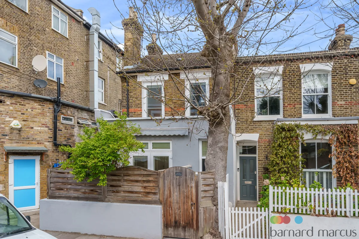 Flat Falcon Grove in Greater London