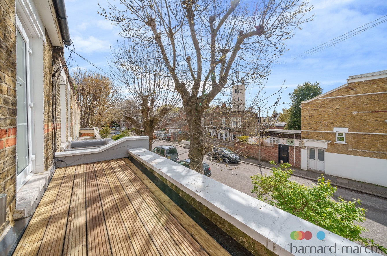 House Falcon Grove in Greater London