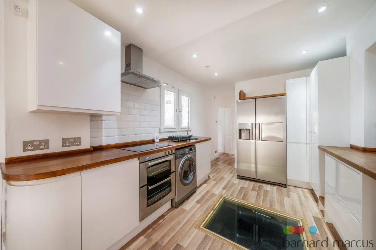 Flat Falcon Grove in Greater London