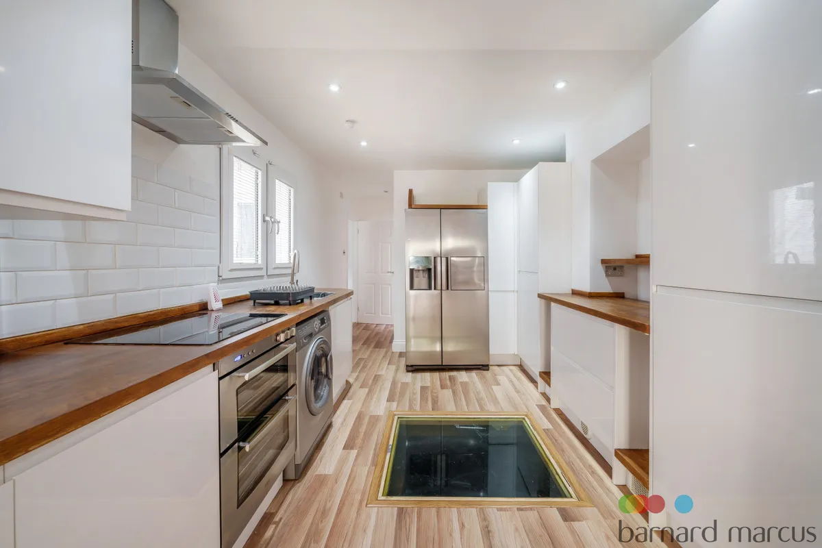 Flat Falcon Grove in Greater London