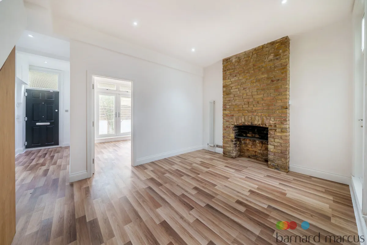 Flat Falcon Grove in Greater London
