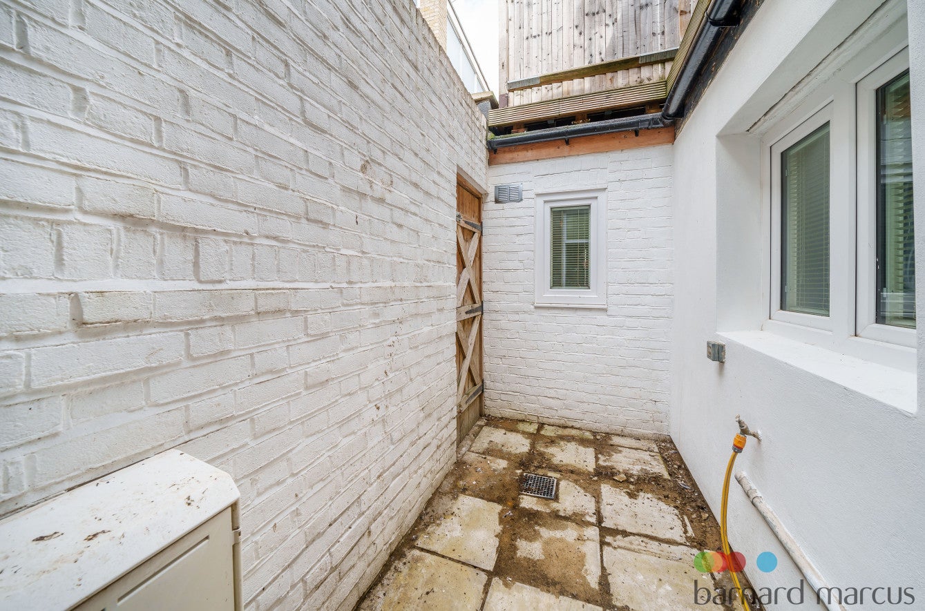 House Falcon Grove in Greater London