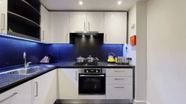 Flat Westferry Circus in Greater London