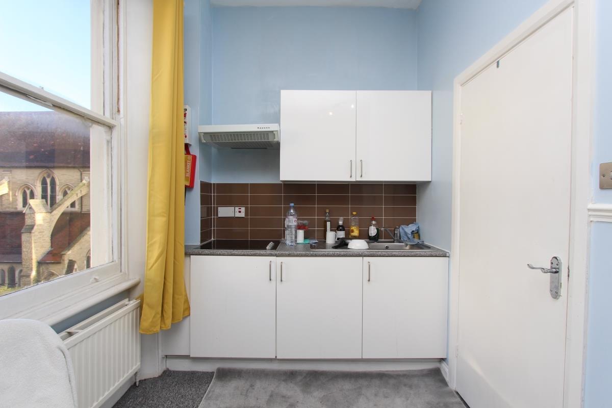 Flat Castletown Road in Greater London