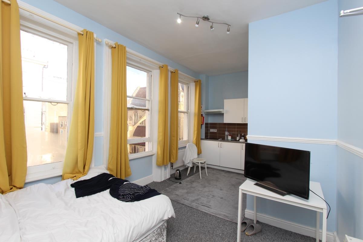 Flat Castletown Road in Greater London