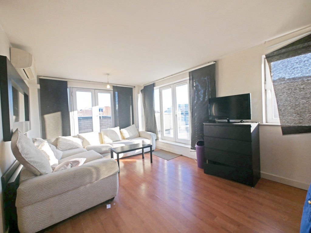 Flat Harefield Road in Greater London