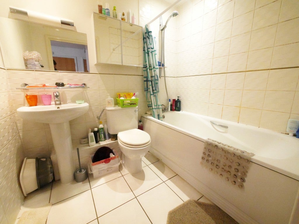 Flat Harefield Road in Greater London