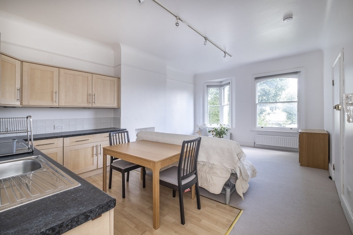 Flat Bedford Hill in Greater London