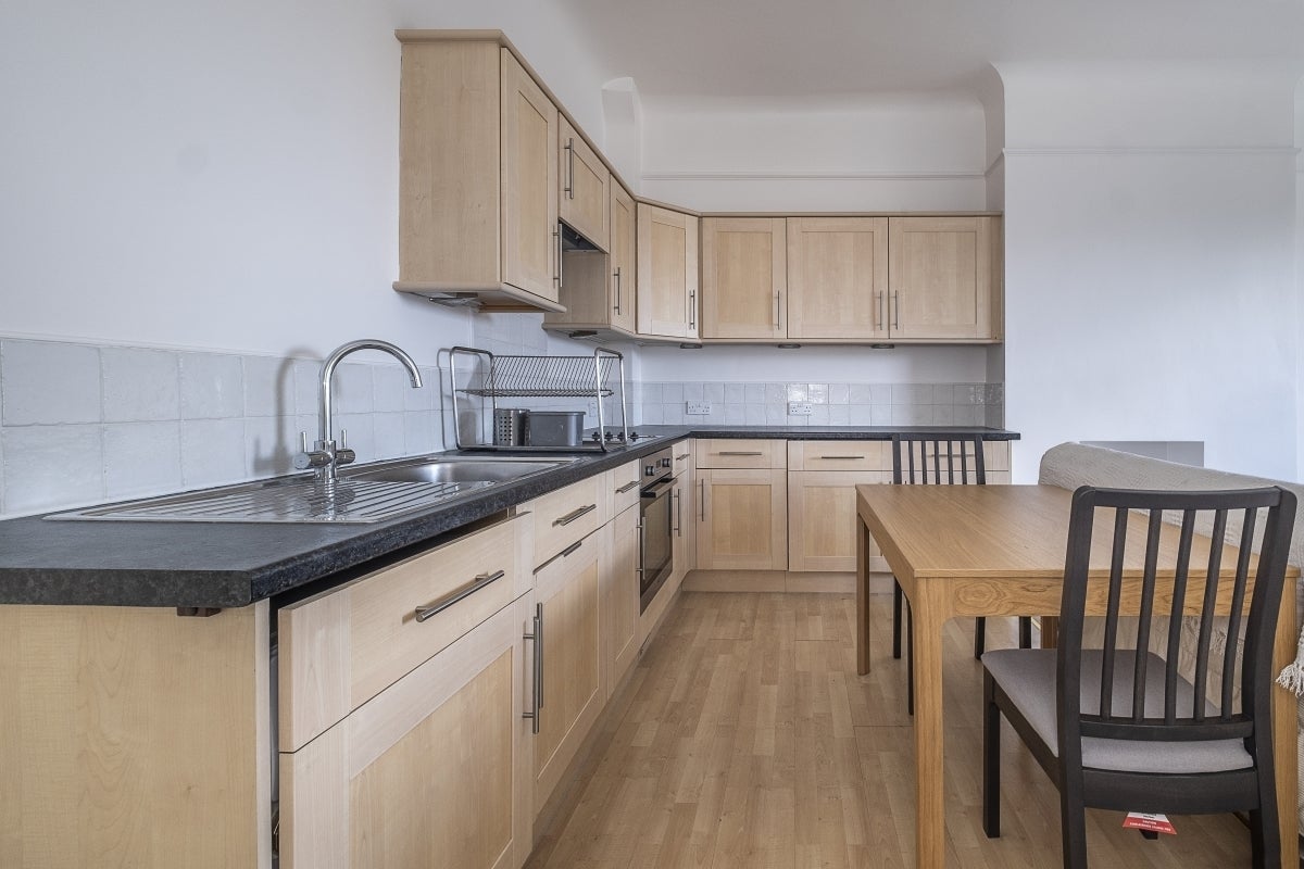 Flat Bedford Hill in Greater London
