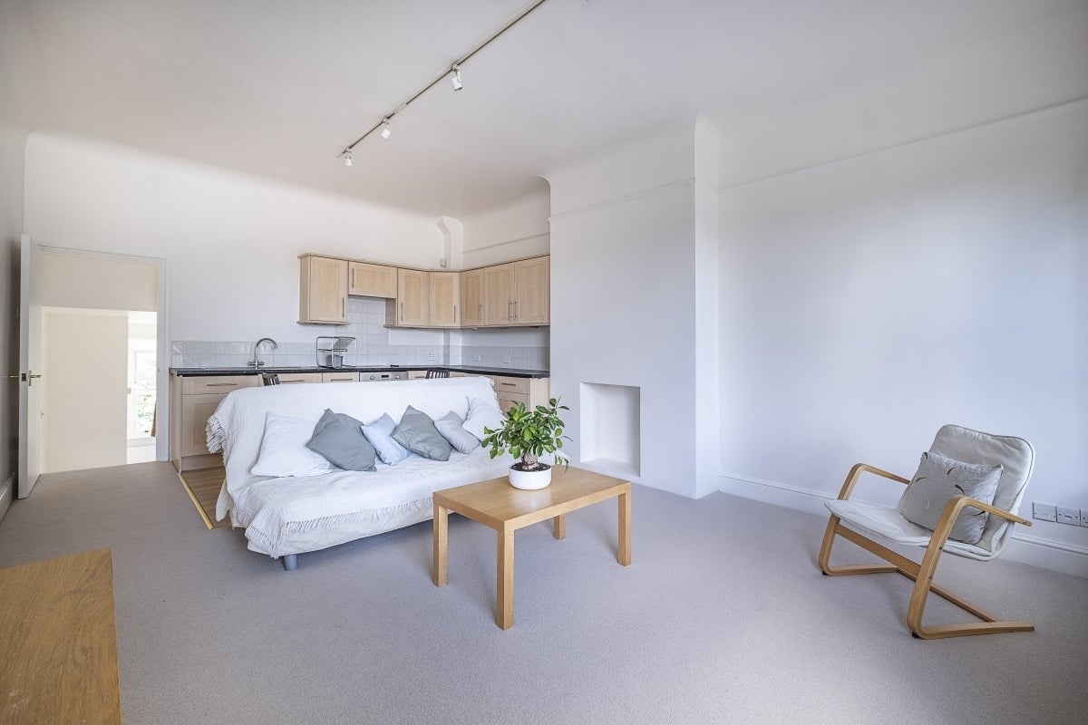 Flat Bedford Hill in Greater London