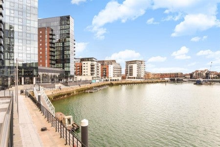 Flat Canute Road in Southampton