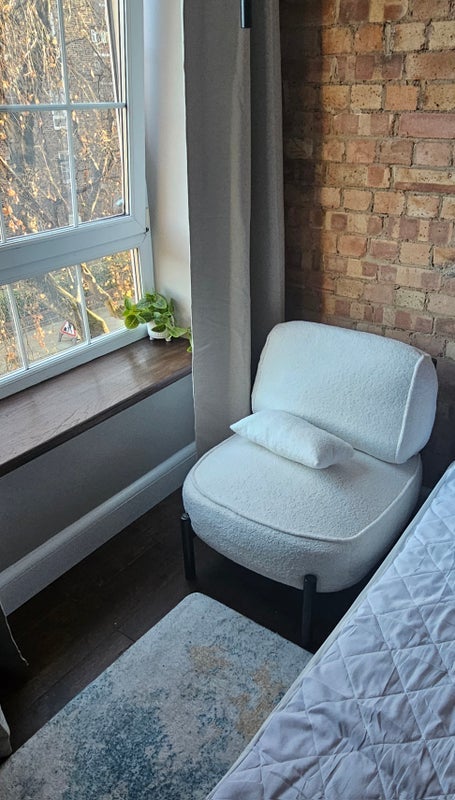 Room Long Lane in Greater London