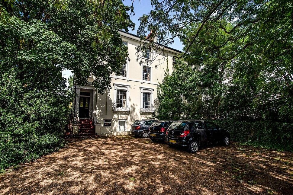 Flat Shooters Hill Road in Greater London