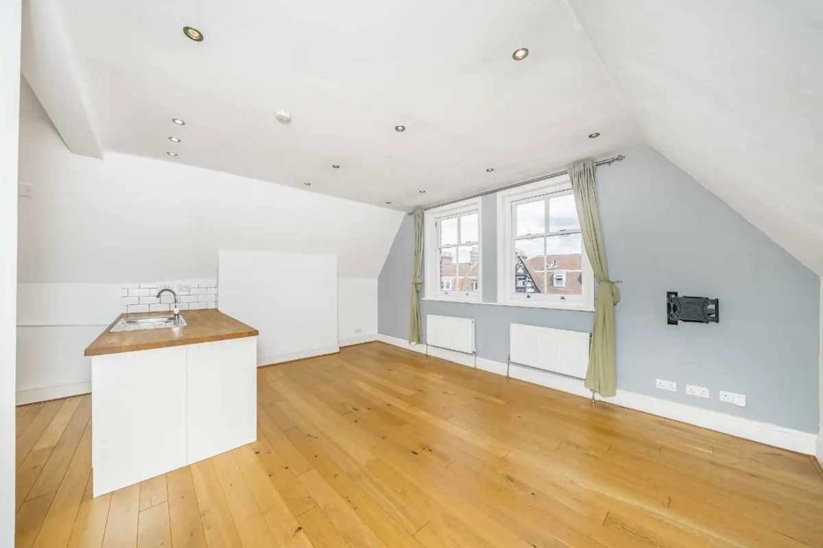Flat Streatham High Road in Greater London