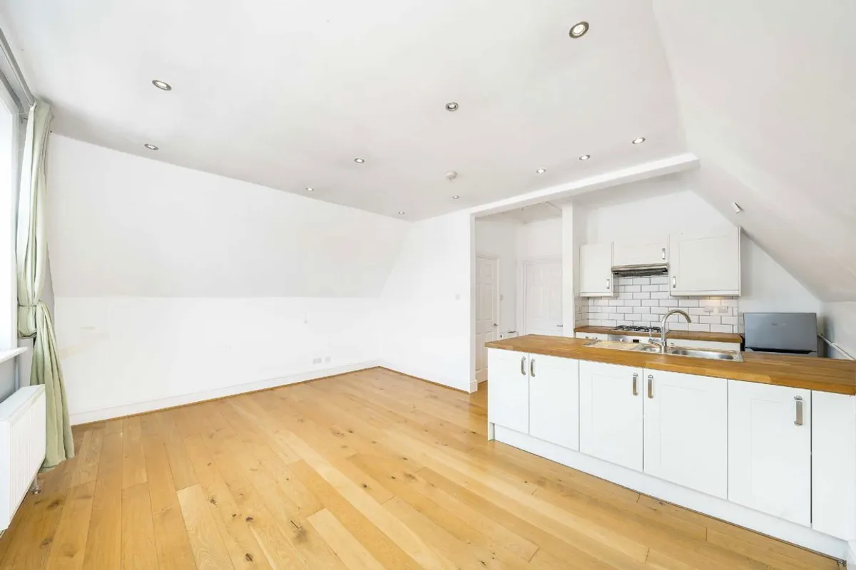 Flat Streatham High Road in Greater London
