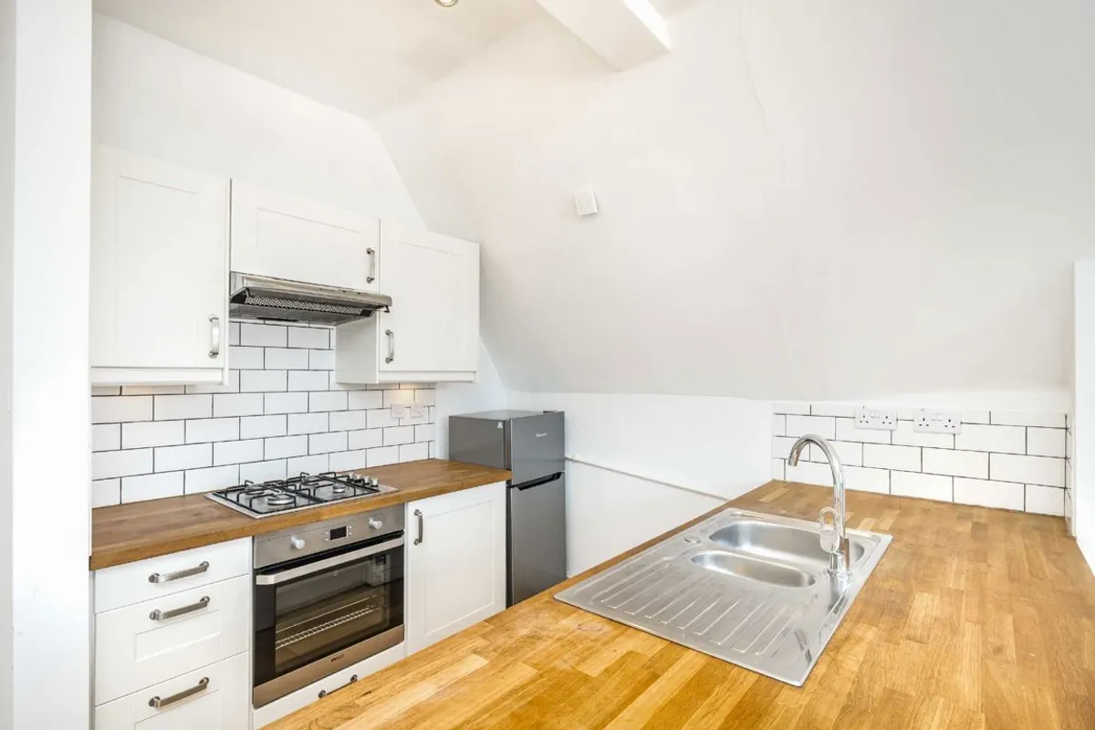 Flat Streatham High Road in Greater London