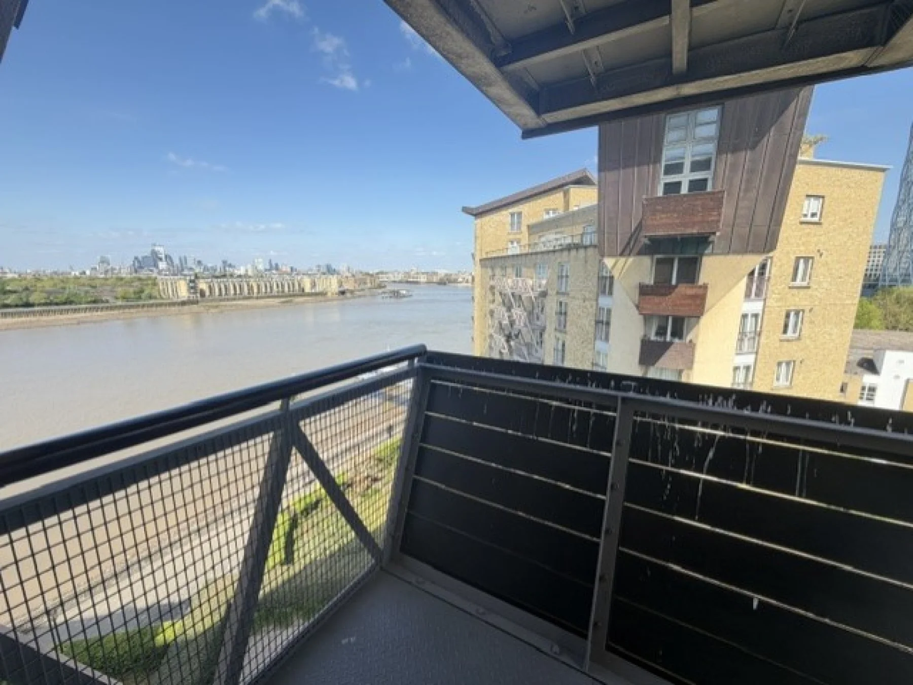 Flat Westferry Road in Greater London