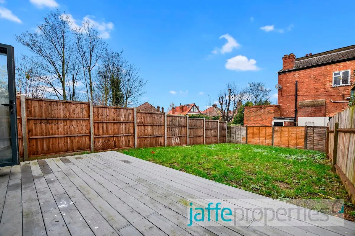 Flat Melrose Avenue in Greater London