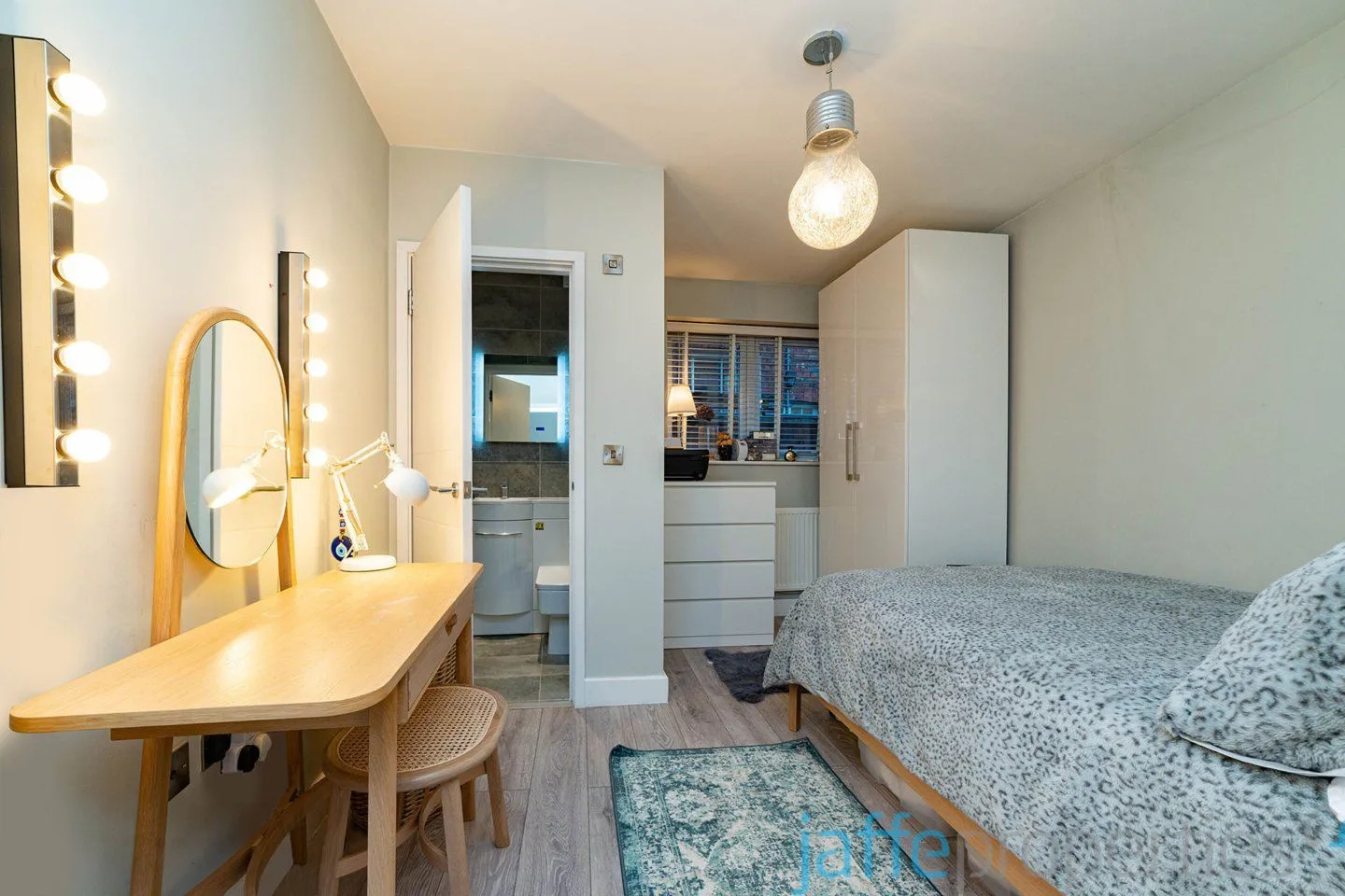 Flat Melrose Avenue in Greater London