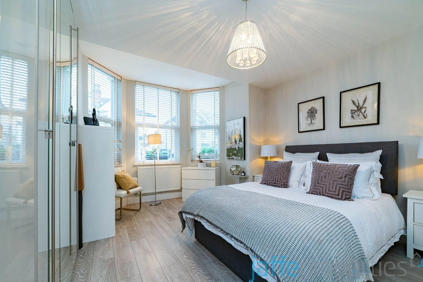 Flat Melrose Avenue in Greater London