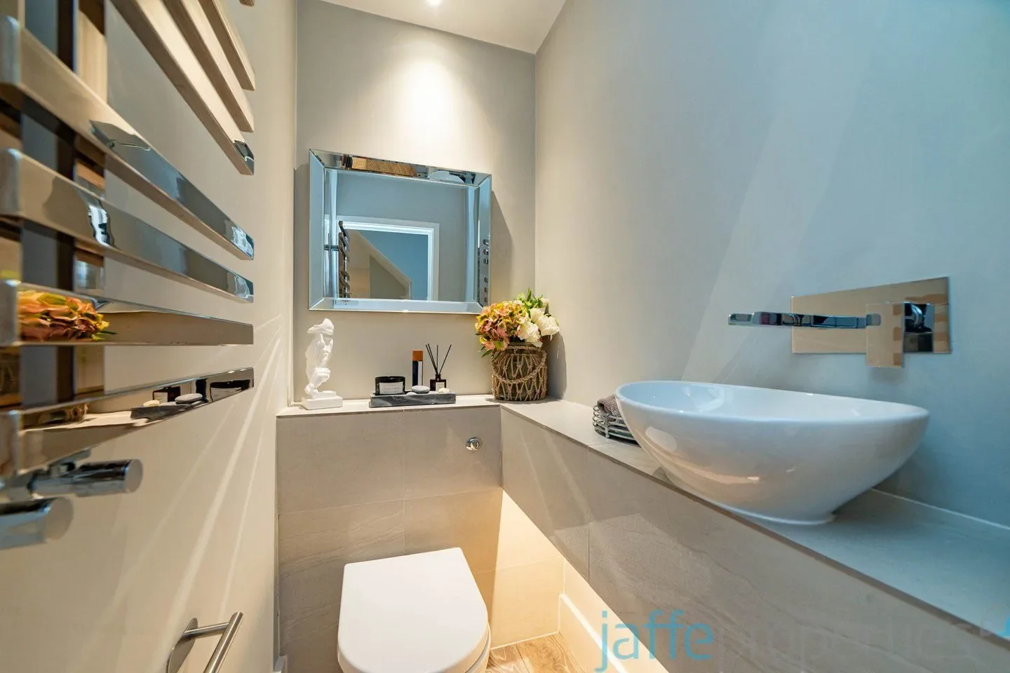 Flat Melrose Avenue in Greater London