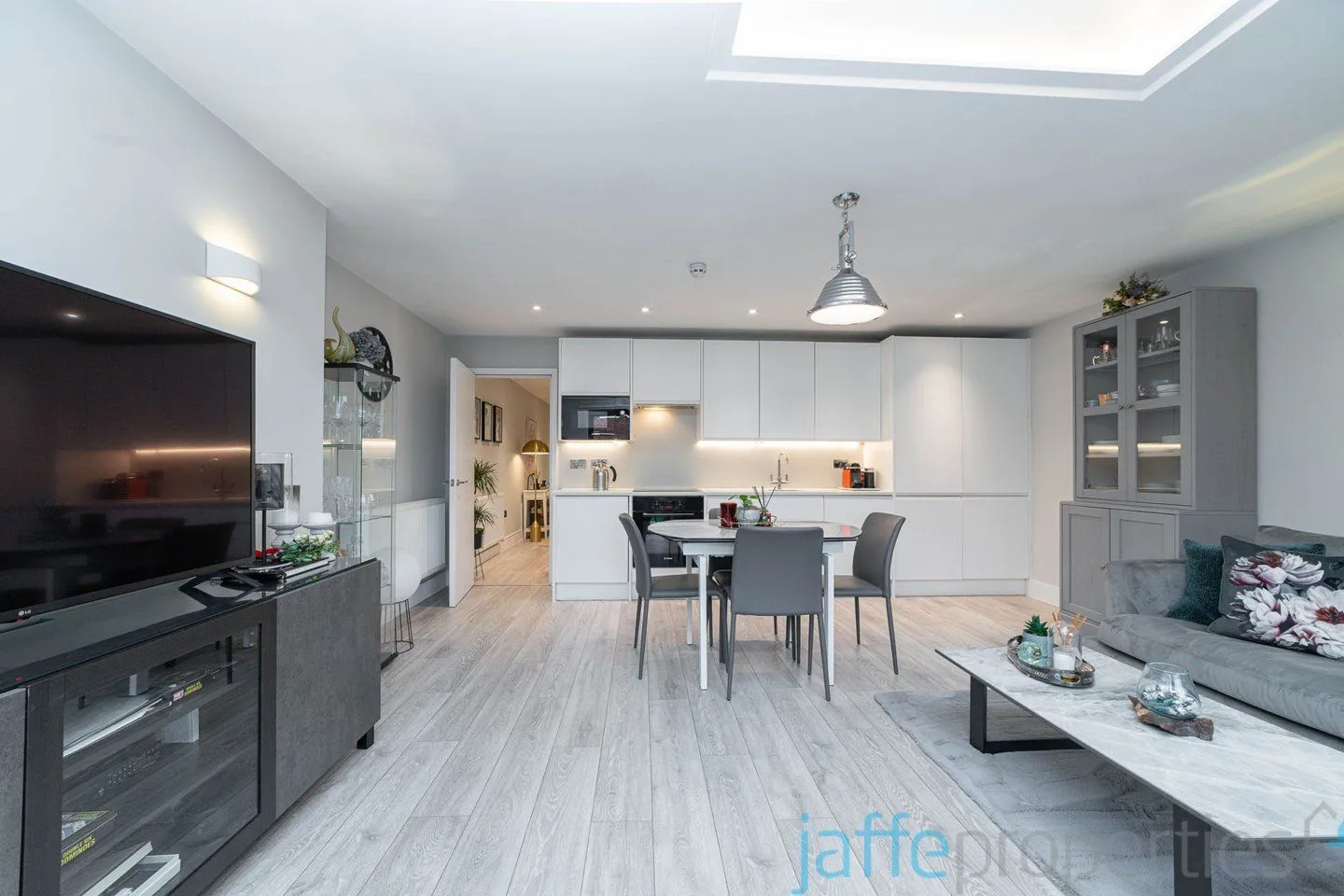 Flat Melrose Avenue in Greater London