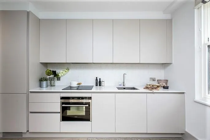 Flat Abbeville Road in Greater London