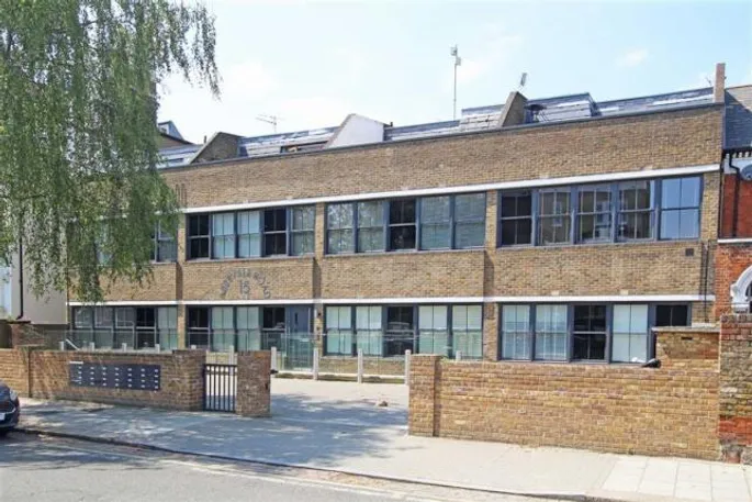 Flat Abbeville Road in Greater London