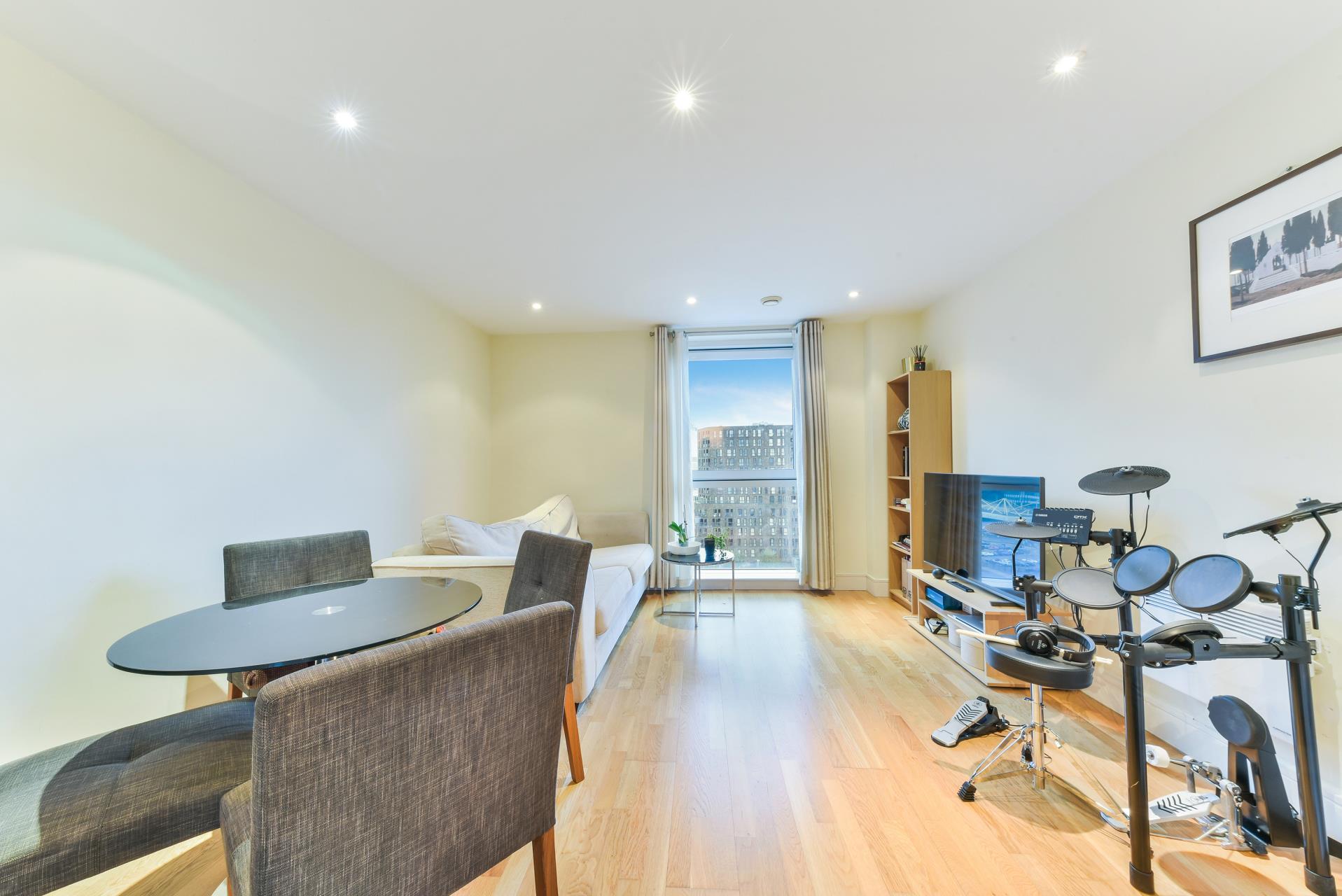 Flat Prestons Road in Greater London