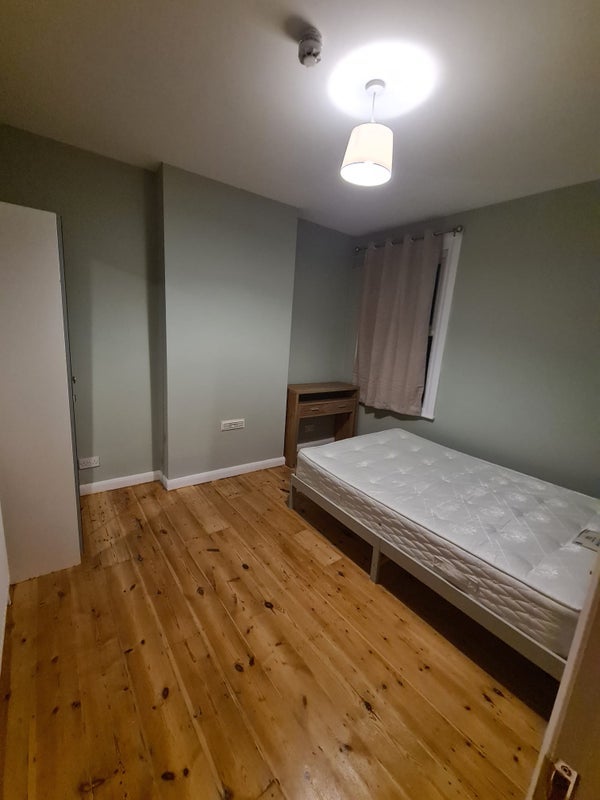 Room Crowther Road in Greater London