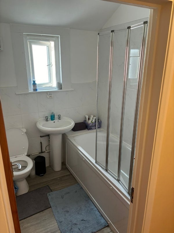 Room Crowther Road in Greater London