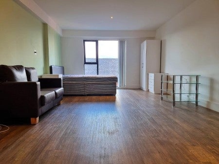 Flat Rhodes Street in Royton