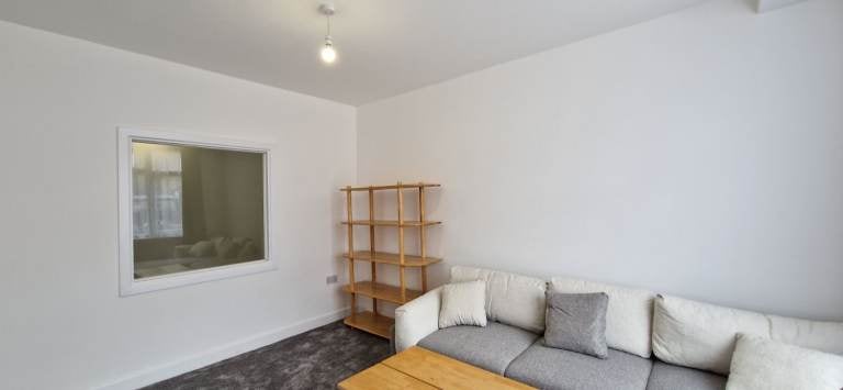 Flat Victoria Avenue in Greater London