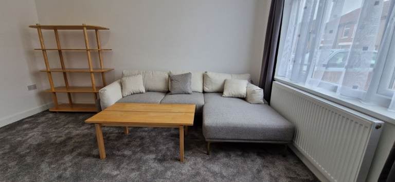 Flat Victoria Avenue in Greater London