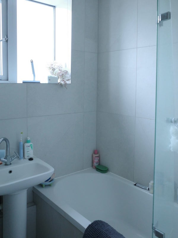 Flat Acol Road in Greater London