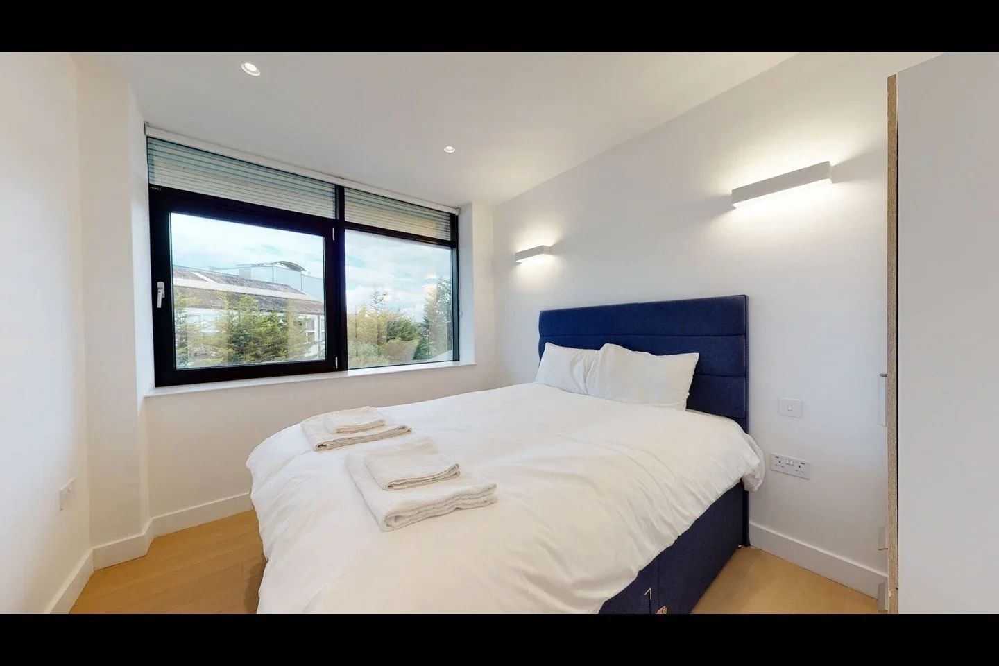 Flat Shield Drive in Greater London